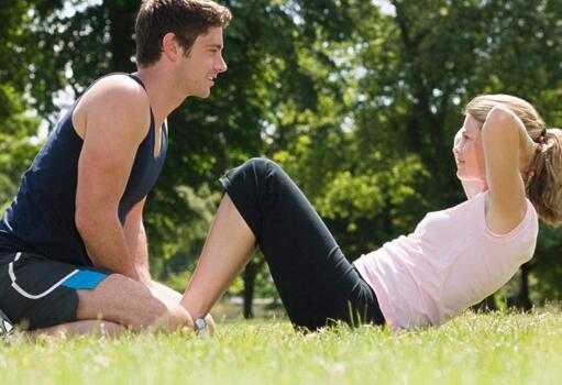 仰卧起坐肋骨疼正常吗