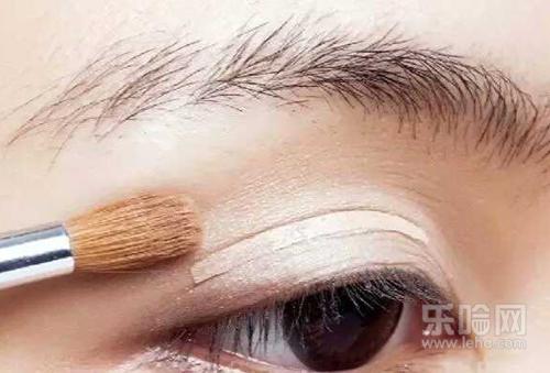 眼窝深陷是怎么回事,眼窝凹陷是什么原因,眼窝