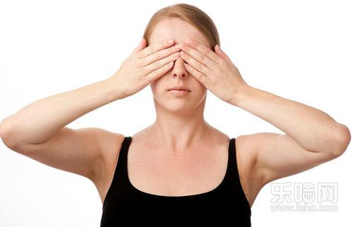 白天眼睛睁不开畏光是什么病,眼睛畏光流泪是