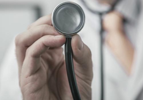 盆腔积液小腹坠胀痛怎么办 治疗期间还要提高