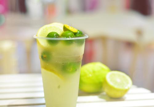 柠檬可以和什么一起泡水喝 搭配蜂蜜、金桔、