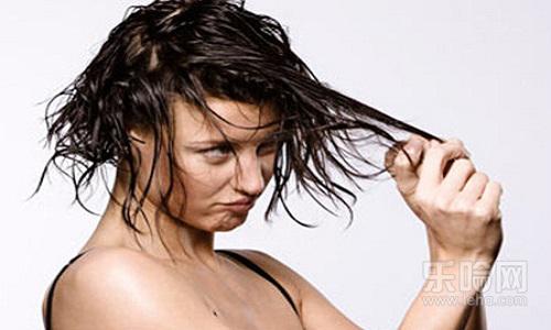 夏天头发油腻怎么办,夏天头发油怎么办,夏天油