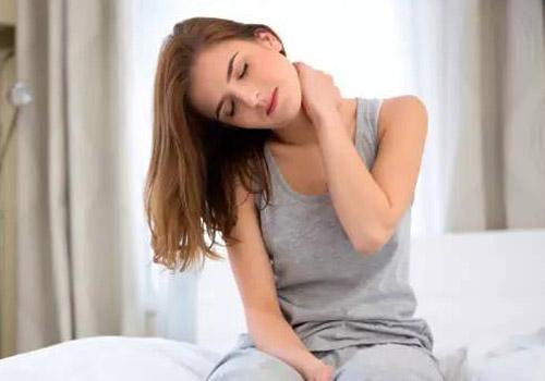 低头脖子疼是怎么回事