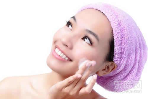 土豆敷眼睛的正确方法,土豆片怎样敷眼睛-乐哈