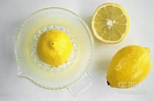 柠檬水擦脸有什么作用,柠檬水洗脸的功效与作