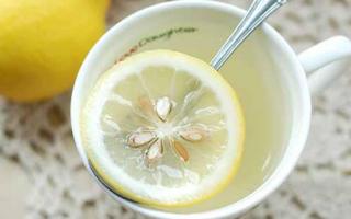 蜂蜜柠檬水可以用热水泡吗 营养变化有?怎么做