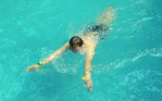 蛙泳膝盖内侧疼怎么办