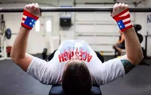 卧推空杠也推不起来,五个方法进行训练