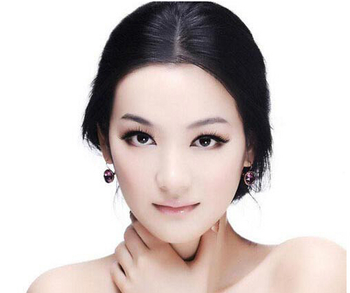 面部是脏腑健康状况的一面镜子,因为 面部循行经络众多,同时也是整个身体的全息缩影。面部刮痧保健可以达到怎样的效果?面部刮痧的好处和坏处分别有哪些? 面部皮肤滋润,有光泽是身体健康的标志。面色苍白或萎黄、干燥、缺乏光泽、肌肉松懈、出现皱纹,或有黑眼圈、色斑等,是细胞缺乏营养的表现,也是体内脏腑器官亚健康或发生病理变化的细微征兆。面部保健刮痧既可以达到美容的效果,又有保健脏腑的作用。
