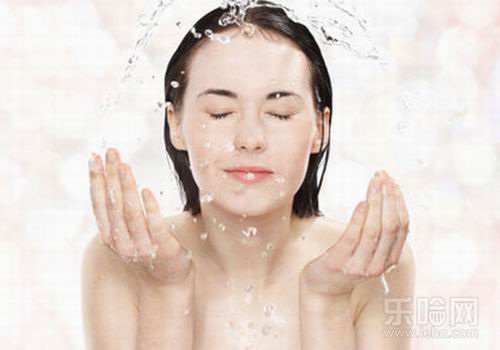夏天洗脸的正确方法,夏季洗脸的正确方法,夏季怎么洗脸