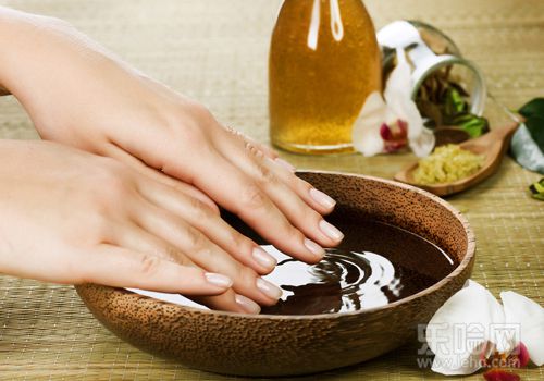 手粗糙用什么可以变细腻