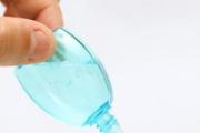 眼药水可以代替护理液吗 眼药水滴多了会不会对眼睛有伤害