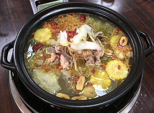 胡椒猪肚鸡能治咳嗽吗 咳嗽可以吃猪肚鸡吗 乐哈健康网