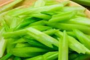 西芹炒多久才算熟 西芹炒的时候用不用焯一下