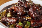 糖醋排骨熬糖怎么熬 熬糖用水还是油