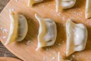 饺子放冷藏还是冷冻 饺子放冷冻粘在一起了怎么办