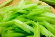 茭白能和洋葱还有芹菜一起炒吗 炒茭白要焯水吗