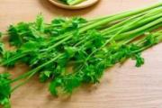芹菜不焯水能生吃吗 芹菜生吃好还是熟吃好