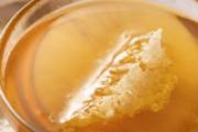 鉴定蜂蜜最简单的方法 蜂蜜是白色固体状是真的吗