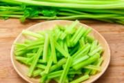 洗了的芹菜可以直接生吃吗 芹菜生吃好还是熟吃好