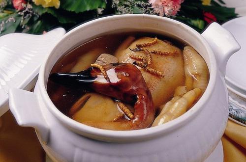 鸡 睾丸也叫公鸡蛋,有很好的补肾壮阳功效,适合用来炖汤,那么鸡睾丸用