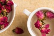 玫瑰花茶泡一下怎么就成白色的了 玫瑰花茶泡出来是什么颜色最好
