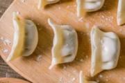 速冻饺子粘在一起了怎么分开 一般速冻饺子煮几分钟