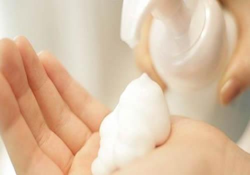 过期的身体乳能当手霜用吗(过期的护手霜可以当身体乳吗)