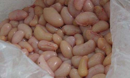 鸡 睾丸也叫公鸡蛋,有很好的补肾壮阳功效,适合用来炖汤,那么鸡睾丸用