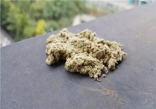 止血    艾叶灰,能促进血液凝固,有止血作用,当伤口出血时,将艾叶