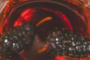 桑葚酒女人一次喝多少为宜 桑葚酒女人可睡觉前喝点吗