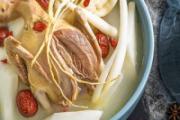 鸽子汤用什么材料炖 鸽子汤用老鸽还是乳鸽