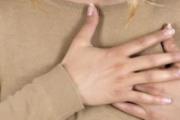 乳房胀痛有硬块是怎么回事 4个原因你的知道