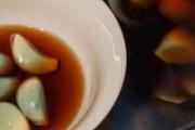 腌腊八蒜需要放冰箱吗 腌腊八蒜一定要用玻璃罐子吗