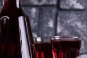 石榴泡酒的功效与作用禁忌 石榴泡酒需要多长时间