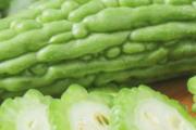 苦瓜熟透了是甜的吗 苦瓜里面变红了能吃吗