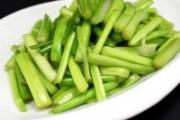 芹菜怎么去苦味 芹菜可以跟鸡肉同食吗