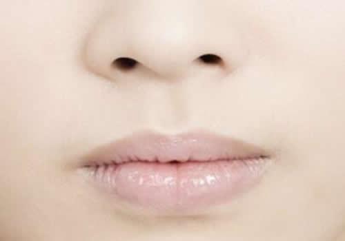 嘴唇上面发白怎么回事 不要被发白的嘴唇吓到了