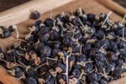 黑枸杞泡酒是什么颜色 一斤黑枸杞泡几斤白酒