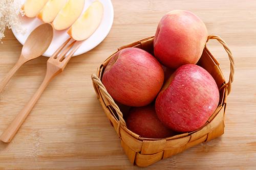 苹果带皮吃好还是不带皮吃好 吃苹果皮有什么好处 乐哈健康网