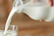 纯牛奶和生牛乳哪个更好 生牛乳可以直接喝吗