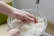 淘米水洗头发的功效与作用 用淘米水洗头需要烧开吗