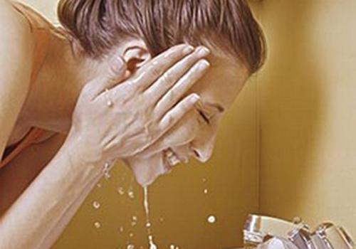 生理盐水洗脸有没有好处