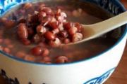 红豆薏米粥加糖还是盐 红豆薏米粥放糖有什么好处