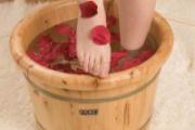 艾叶泡脚有什么好处 艾叶泡脚胜吃补药