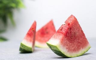西瓜能和虾一起吃吗
