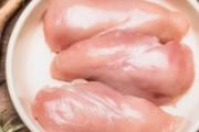 鸡胸肉煮多久可以熟 鸡胸肉没煮熟吃了会怎么样