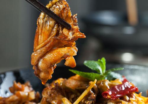 牛蛙的皮可以吃吗 牛蛙不能和什么一起吃 乐哈健康网