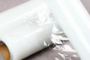 保鲜膜的妙用 清油污洗水槽它就可以搞定