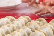 严重冻成一坨的饺子怎么吃 冰箱冻的水饺怎么煮才不破